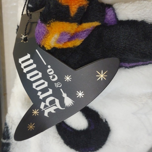 HALLOWEEN Witchy Velvet soft throw blanket treat bag included 50x70in - Picture 8 of 8